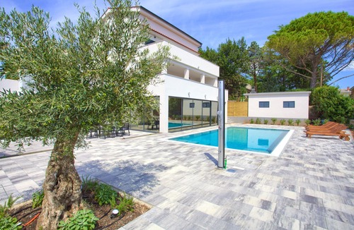 Pinezici Villa | Villa Bonjour with Pool