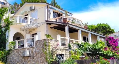 Celina House | Villa Bugenvilla