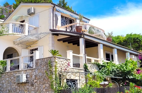 Celina Villa | VILLA BUGENVILLA sea view, ground floor apartment in beautiful garden, quiet.