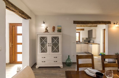 Makovci Villa | Villa Casa Ida is a charming retreat with pool in Istria with authentic building elements, lavish appearance and comfortable furnishing with the capacity of 8 beds.