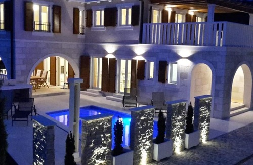Sevid House | Villa Elena mit Pool, nur 60 Meter zum Meer by Interhome