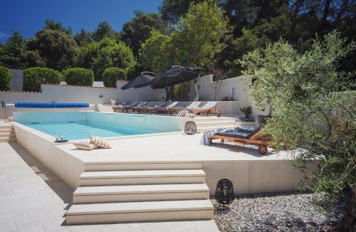 Vinkuran Villa | Villa Forest Bay near Pula for 8 people - only 300 meters from the beach