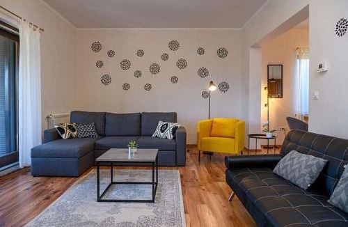 Puntera Apartment | Villa Fran, Private Family Villa with Pool, Large Garden, BBQ near Pula