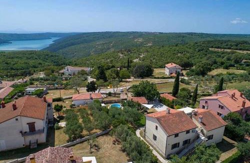 Puntera Apartment | Villa Fran, Private Family Villa with Pool, Large Garden, BBQ near Pula