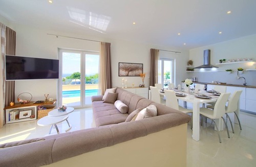 Klanfari Villa | Villa Hedera with Sea View