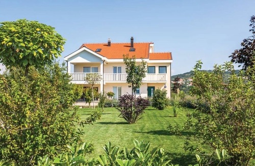 Lovrec House | Villa Ivy mit perfekter Privatsphäre, Pool, Sauna by Interhome
