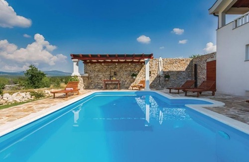 Lovrec House | Villa Ivy mit perfekter Privatsphäre, Pool, Sauna by Interhome
