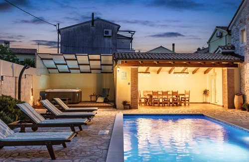 Mali Vareski Villa | Villa Katja near Pula with whirlpool only 3 km from the beach - pet friendly