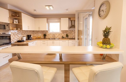 Omis Villa | Villa Leonore in Omis + Heated Pool, Fitness, PS5, sandy beach just 3min walk.