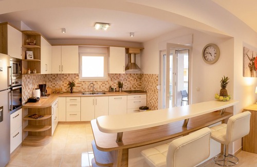 Omis Villa | Villa Leonore in Omis + Heated Pool, Fitness, PS5, sandy beach just 3min walk.