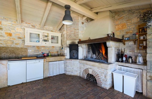 Prodol Villa | Villa Lipa with Heated Pool, Sauna & Wine Cellar