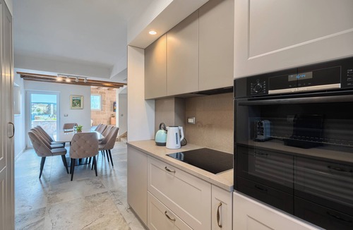 Trnbusi Villa | Villa Lovorika - Padel, Cageball, Basketball & Heated Pool