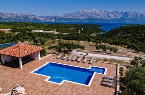 Pucisca Villa | Villa Luisa Pucisca - 2 Häuser, 6 Schlafzimmer Insel Brac - Pool, Grill, Kamin, Tischtennis, Boccia