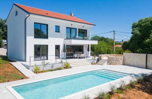 Garica Villa | Villa Lumiere