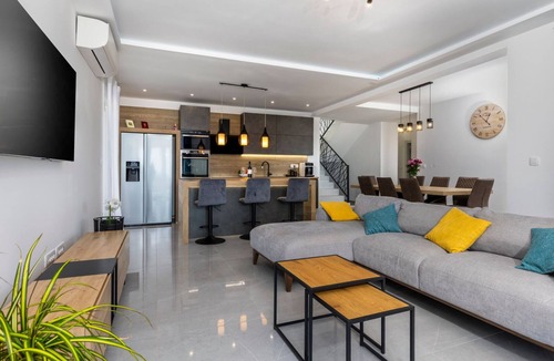 Smrika Villa | Villa Luminosa by Villas Guide