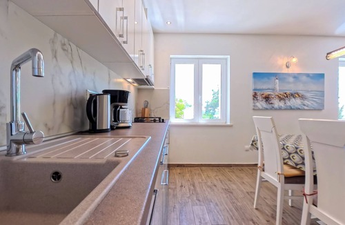 Petraca House | Villa Mambo - Three Bedroom Holiday Home with Terrace and Sea View