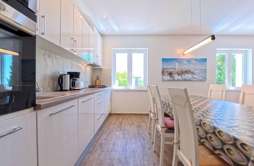 Petraca House | Villa Mambo - Three Bedroom Holiday Home with Terrace and Sea View