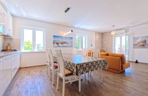 Petraca House | Villa Mambo - Three Bedroom Holiday Home with Terrace and Sea View