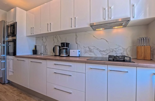 Petraca House | Villa Mambo - Three Bedroom Holiday Home with Terrace and Sea View