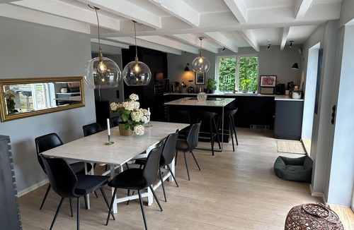 Nasbypark House | Villa med perfekt läge - bo nära havet, butiker och nå Stockholm city på 20 min.