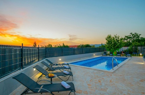 Sestanovac House | Villa "Mile" mit beheiztem Pool, Grill und Terrasse by Interhome