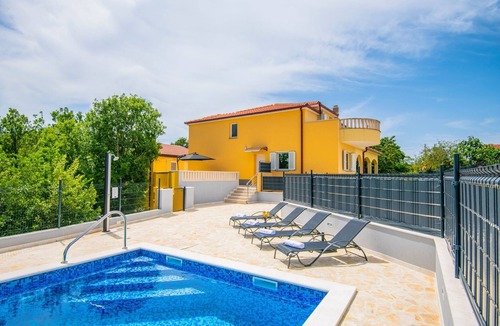 Sestanovac House | Villa "Mile" mit beheiztem Pool, Grill und Terrasse by Interhome