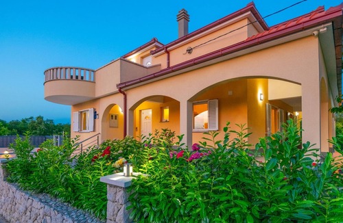 Sestanovac House | Villa "Mile" mit beheiztem Pool, Grill und Terrasse by Interhome
