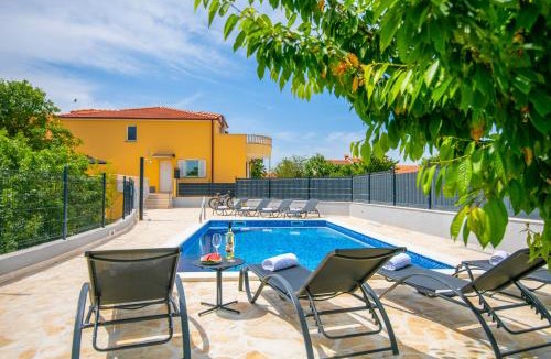 Sestanovac House | Villa Mile-with private heated pool