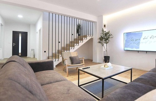 Gracac House | Villa Mona is located in Gra.