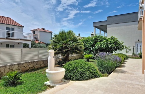 Okrug Gornji Apartment | Villa Nikaroni by Interhome