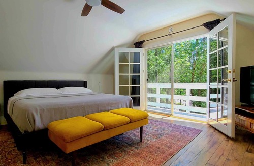 Lakehead-Lakeshore House | Villa Nosoni-Nestled between trees near Lake Shasta.