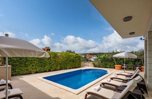 Pjescana Uvala House | Villa Oasi Pool & Spa - Happy Rentals