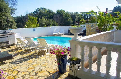 Banjole Apartment | Villa Olga Apartment D. 125 meters from the sea with pool and jacuzzi