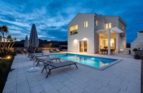 Grohote Villa | Villa Ora with Heated pool, Whirlpool, 4 bedrooms