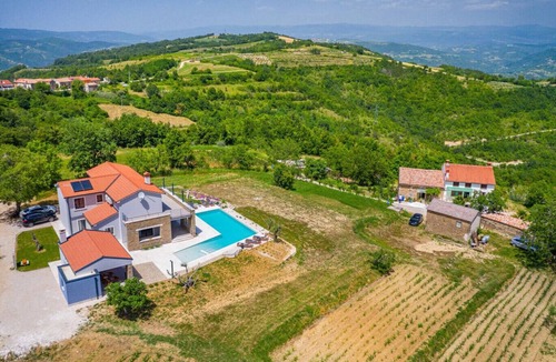 Kircija Villa | Villa Padova for 12 persons near Motovun with 84 m2 infinity pool with panoramic view & beautiful garden