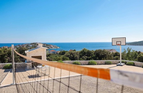 Sevid Villa | Villa Regina Bianca with Pool