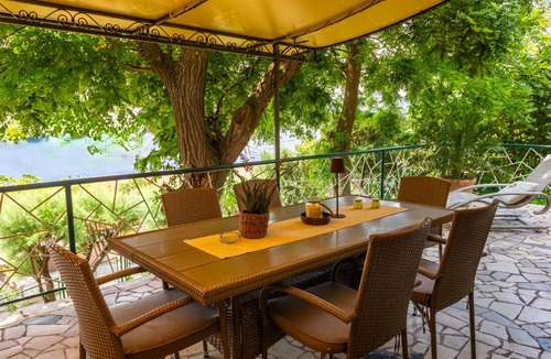 Bakarac Villa | Villa Relax with pool&beachfront by Villas Guide