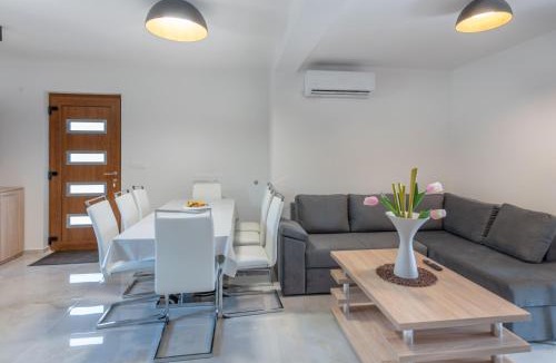 Viskovici House | Villa Rita, a luxurious private villa with a pool near the sea