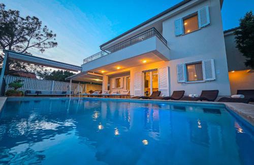 Martinscica Villa | Villa St Martin-Reef - Exclusive Seafront Villa with Private Heated Pool