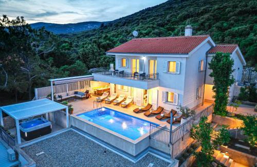 Martinscica Villa | Villa St Martin-Reef - Exclusive Seafront Villa with Private Heated Pool