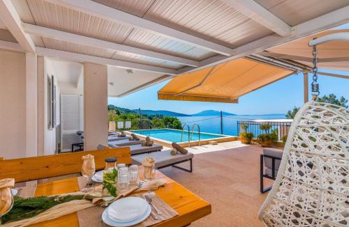 Martinscica Villa | Villa St Martin-Reef - Exclusive Seafront Villa with Private Heated Pool