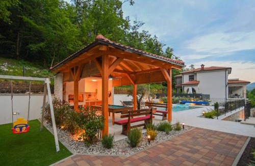 Veprinac Villa | Villa Suzana with Heated Pool and outdoor billiards
