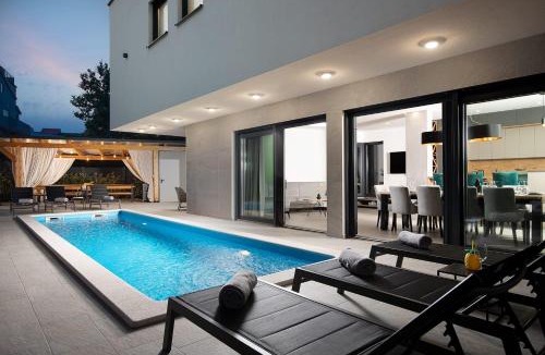Medulin Villa | Villa Tiki in Medulin for 16 person with heated pool & sauna only 1 km from the beach