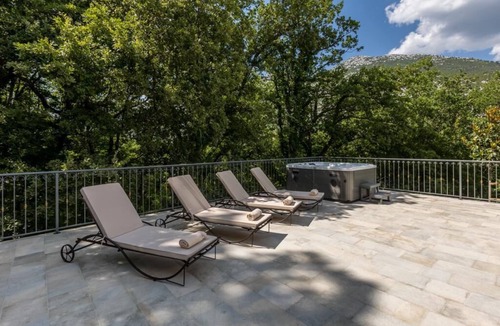 Omis Villa | Villa u rusticnom stilu okružena šumom njegovanim vrtom za odmor, grijani bazen