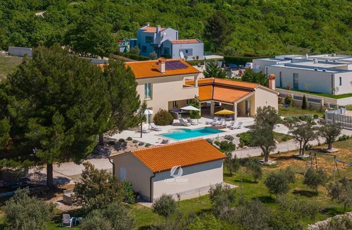 Orbanici Villa | Villa with pool, air conditioning, gym and parking