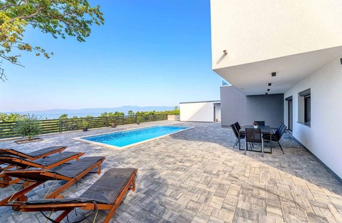 Smrika Villa | Villa with swimming pool in the quiet village of Smrika