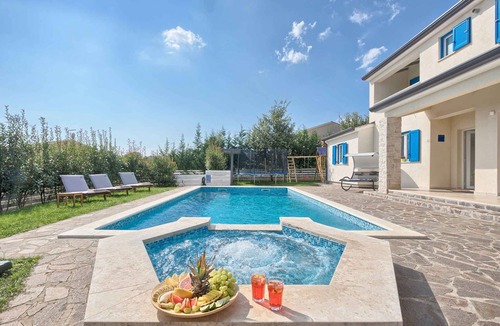 Muzini Villa | Villa with swimming pool, sauna and playground