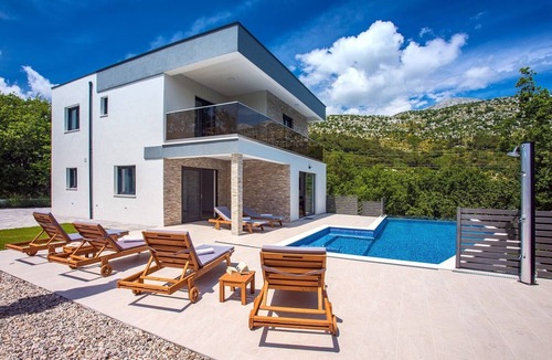 Omis Villa | Villa Zora -luxurious villa with heated pool, sauna, 4 bedrooms, 10 persons max