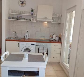 Cove Tri Zala (Zrnovo) Apartment | Violet Red Yellow Apartments