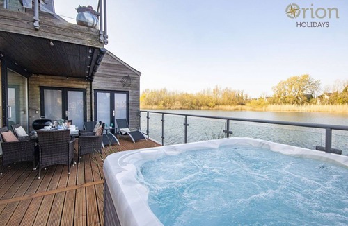 South Cerney House | Waters Edge 05, Amaranth Lodge (P) - Lakeside Holiday Home, Hot Tub, Sleeps 6